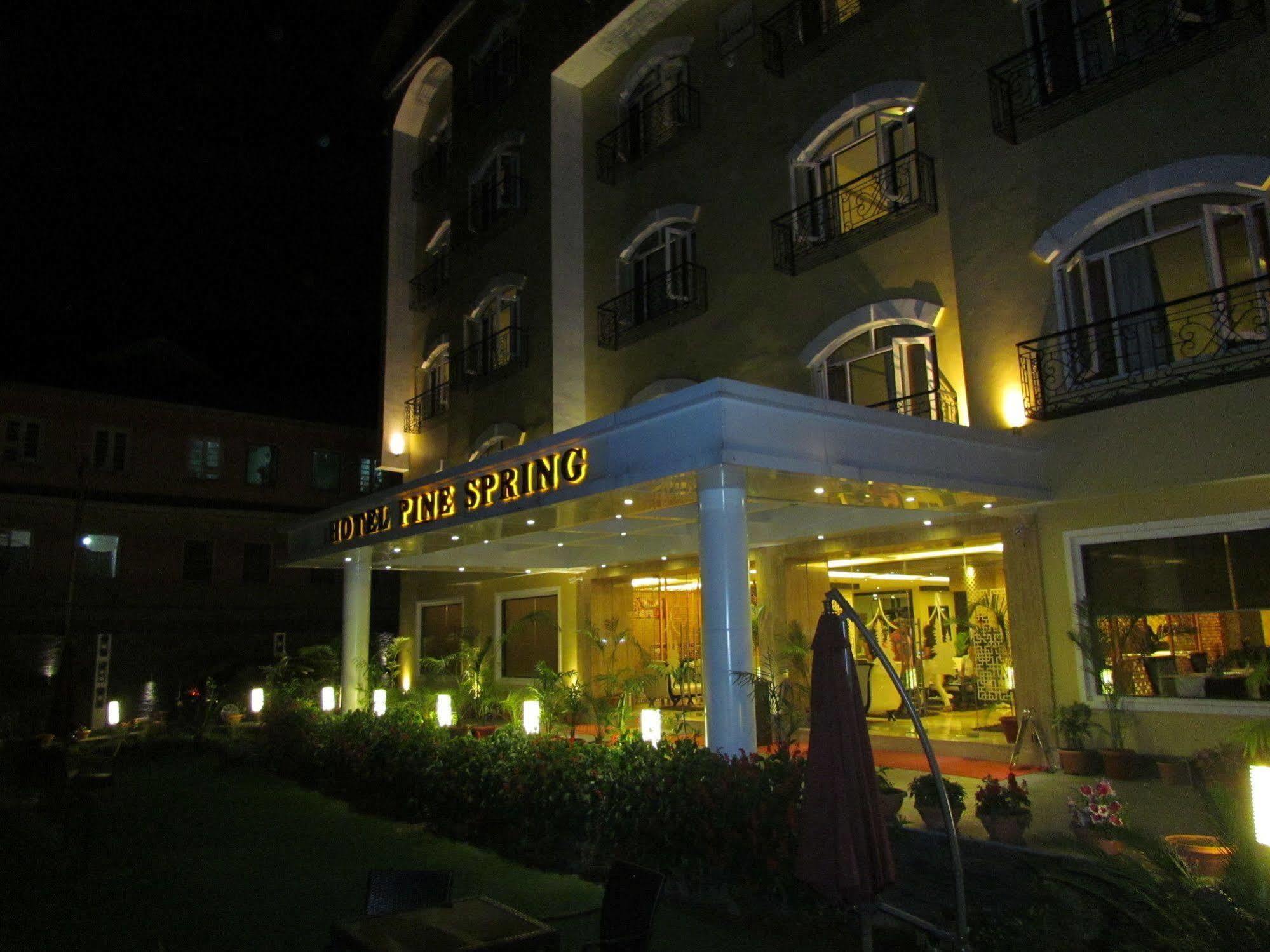 Hotel Pine Spring Wazir Bagh Srīnagar Extérieur photo