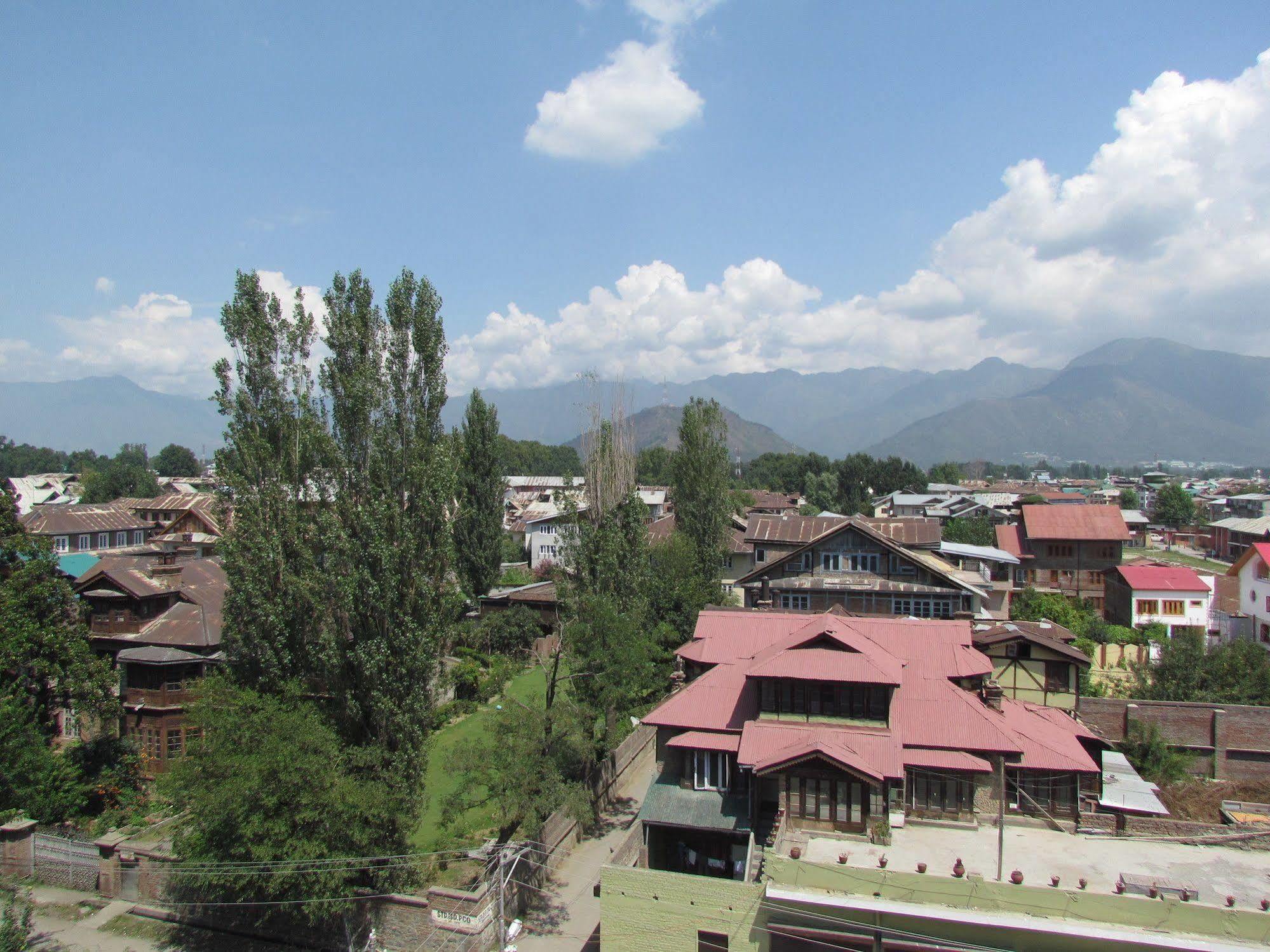 Hotel Pine Spring Wazir Bagh Srīnagar Extérieur photo