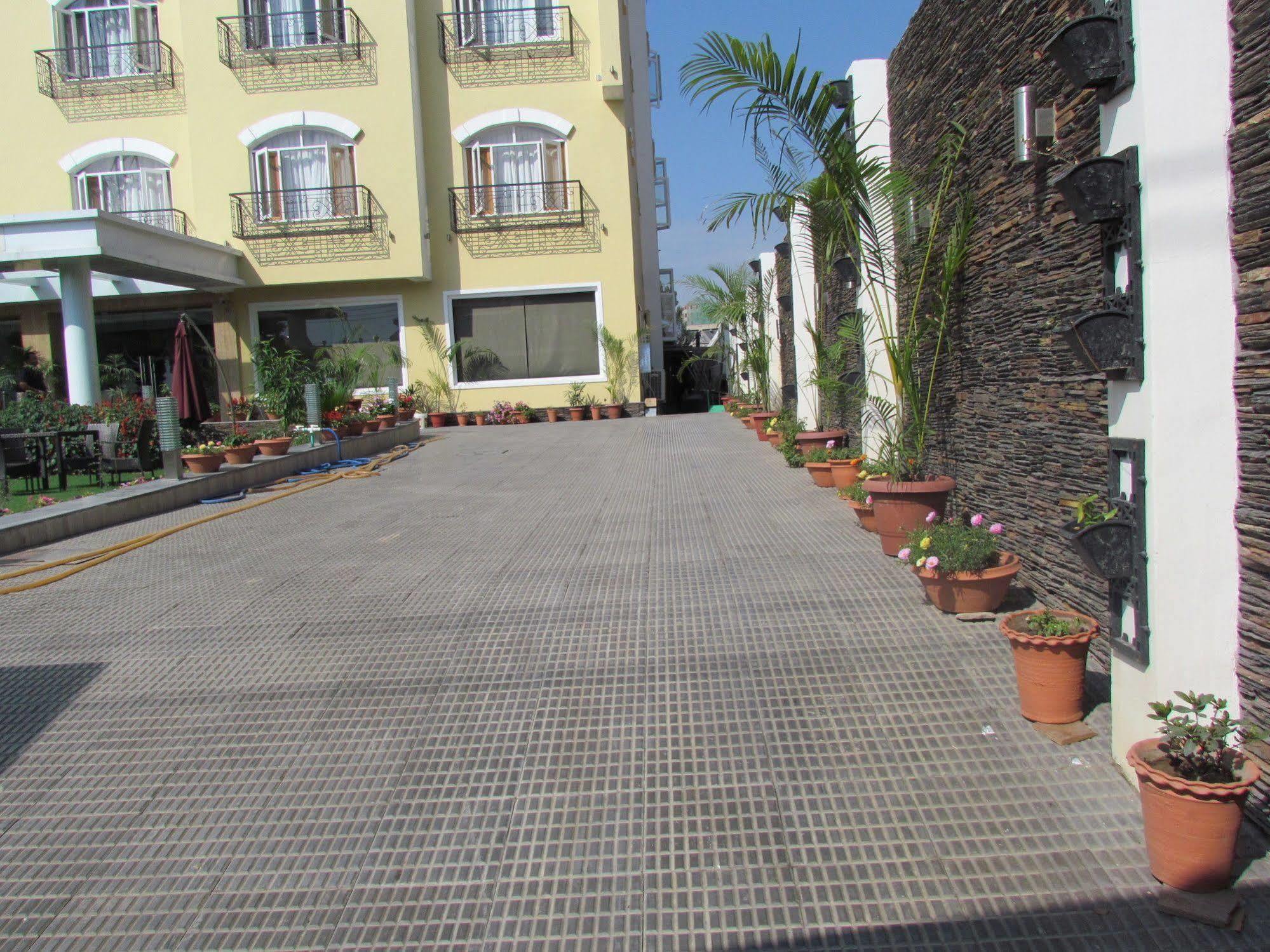 Hotel Pine Spring Wazir Bagh Srīnagar Extérieur photo